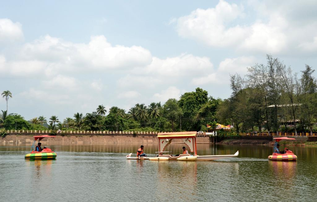 Mayem Lakeview Hotel Goa Exterior foto