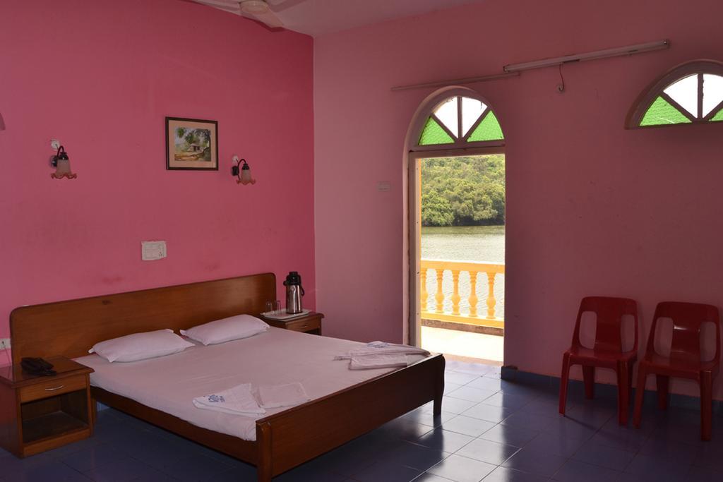 Mayem Lakeview Hotel Goa Habitación foto